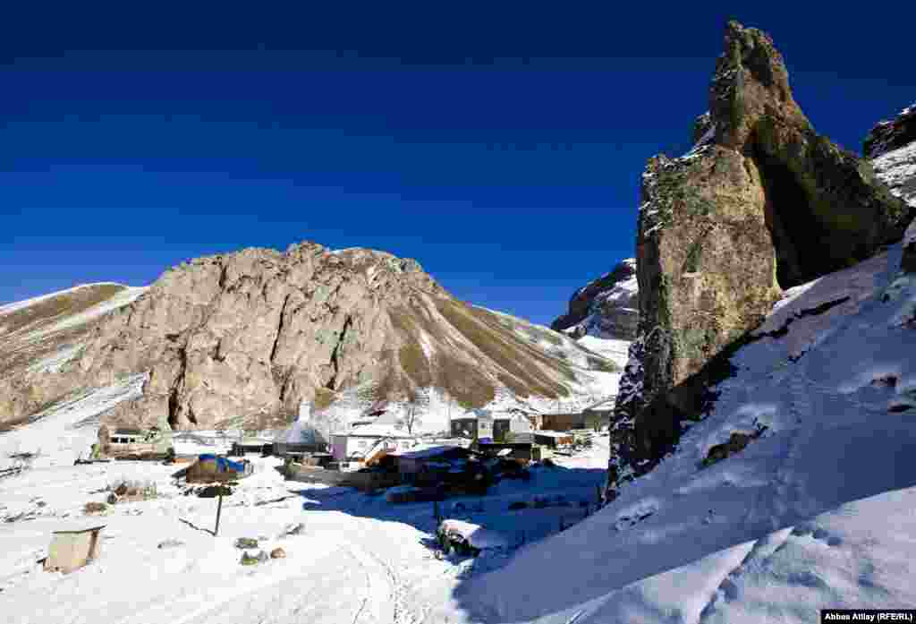 Laza kəndində qayalıq arasında evlər.