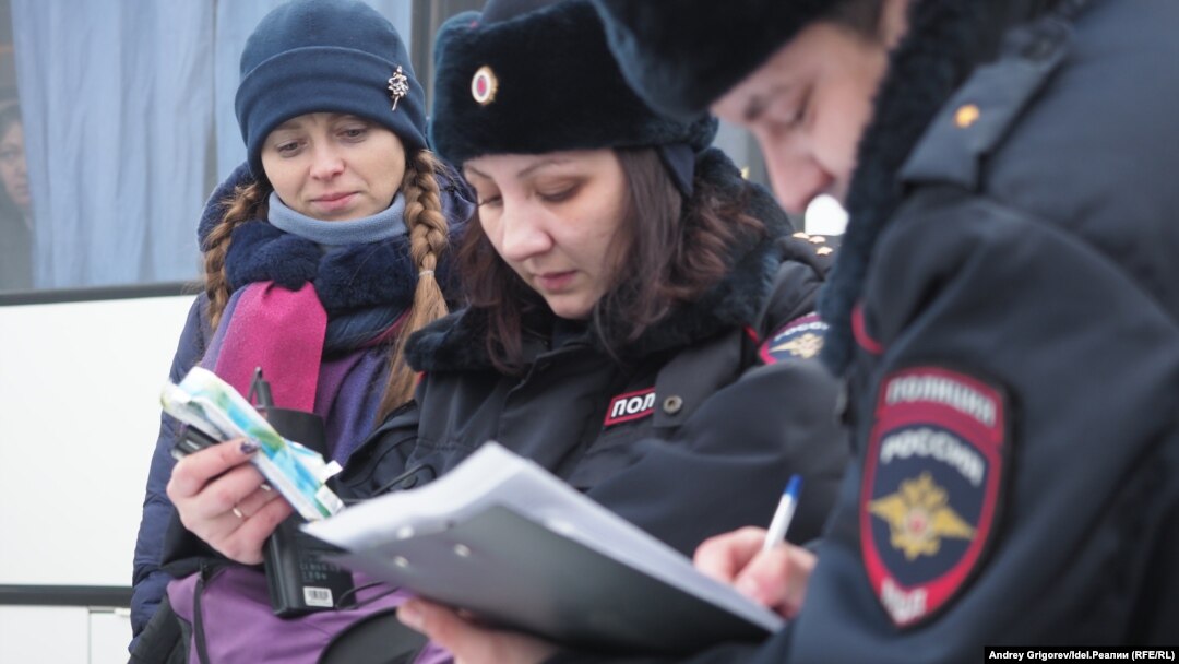Сотрудники полиции и активистка Вера Керпель (слева) 16 декабря на месте палаточного лагеря активистов