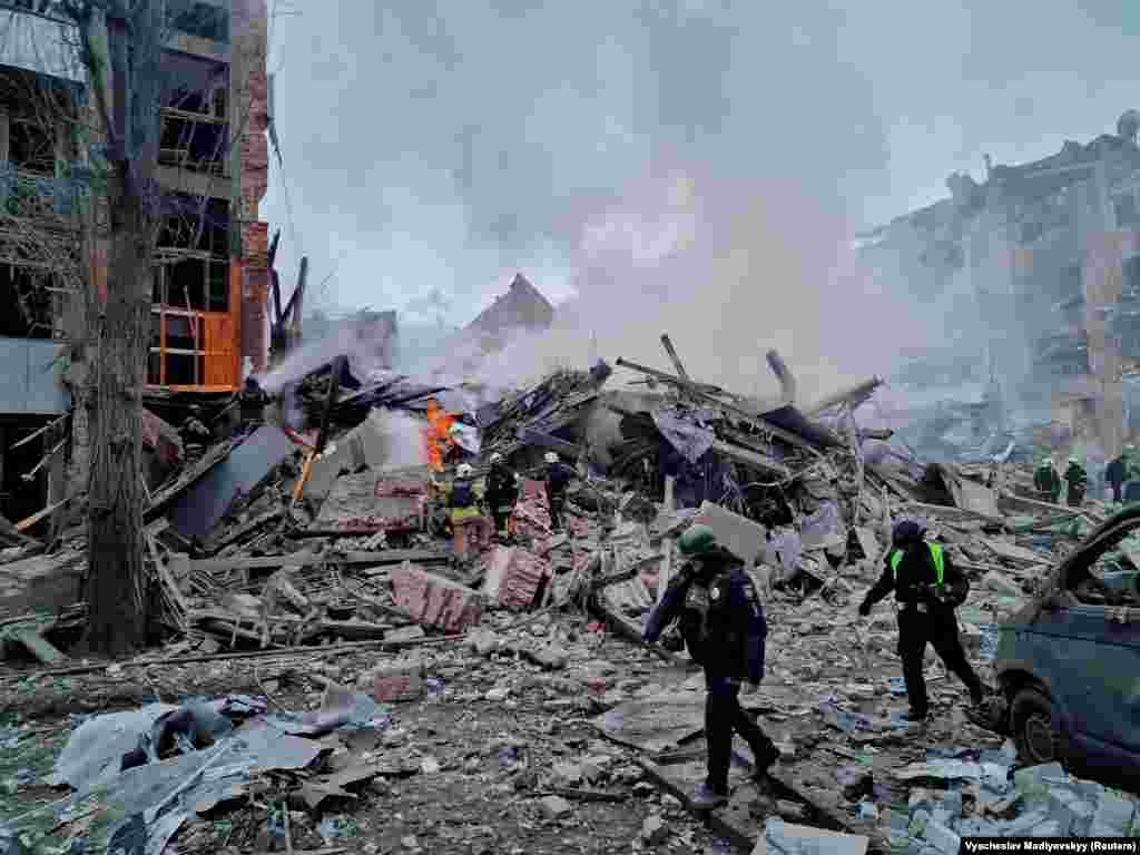 Рятувальники на місці російського авіаудару. Харків. 2 січня 2026 року