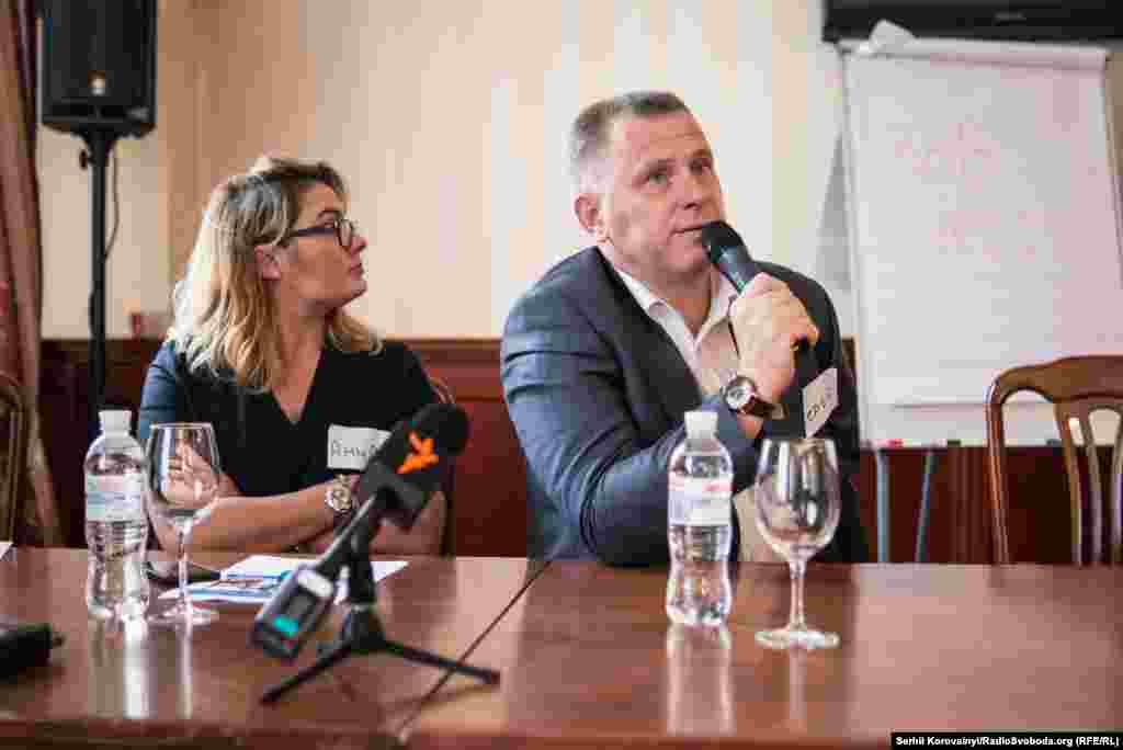 Сергій Платов, заступник директора департаменту громадського здоров’я МОЗ України: «Сподіваюсь, що вакцина буде у достатній кількості, і ми будемо збиратись лише для того, щоб вирішити, як всіх батьків переконати привести дітей на вакцинацію. Вакцина буде чекати, щоб тільки батьки прийшли»