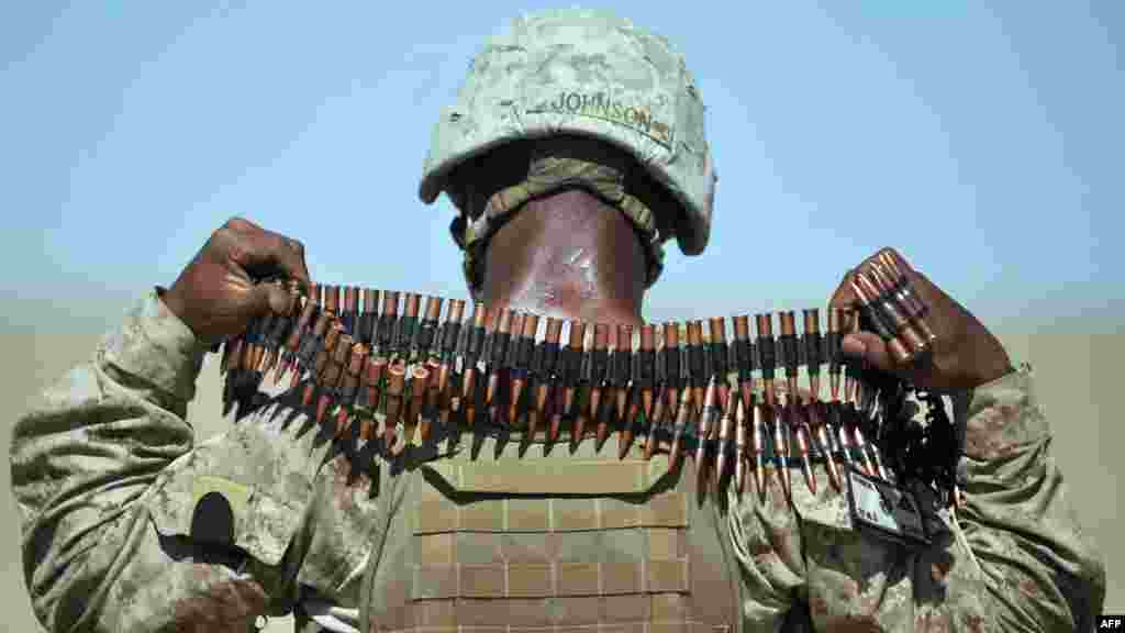 Afganistan - Američki marinac u provinciji Helmand, 2. juni 2012. Foto: AFP / Adek Berry  