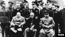 "Üç büyük adam", Yalta, 1945 senesi (Arhiv fotoresimi)