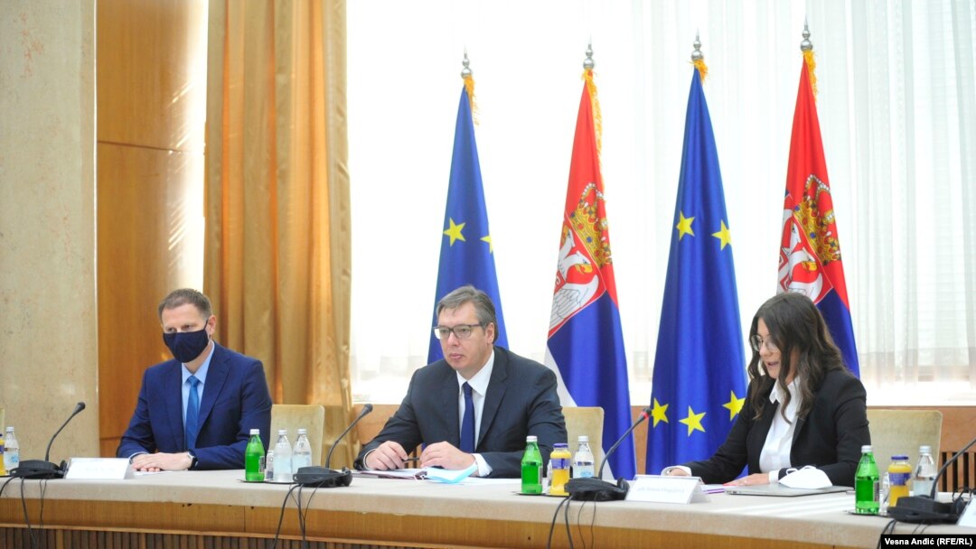 Predsednik Srbije Aleksandar Vučić 8u sredini) na otvaranju trećeg dijaloga o pitanju Kosova sa Nacionalnim konventom o EU