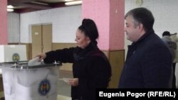 A woman casts her vote in Comrat, in the Gagauz region, on November 30.