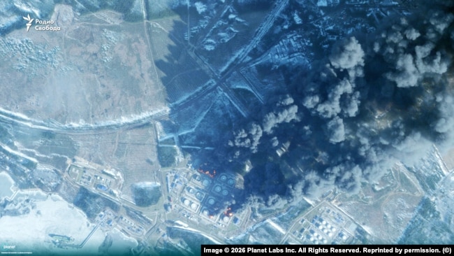 Pasojat e sulmit me dronë ukrainas në depon e naftës në portin e Primorskut, Rusi.