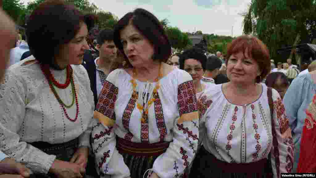 O troică mai puțin obișnuită, Monica Babuc, ministru al Culturii, Margareta Timofti, prima doamnă a țării și creatorea Maria Cristea.