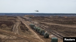 Ukrajina kaže da bilježi povećanje vojnih aktivnosti i nivoa trupa u susjednoj Bjelorusiji.(Foto: Helikopter nadlijeće trupe tokom zajedničkih vojnih vježbi oružanih snaga Rusije i Bjelorusije na poligonu u Brestskoj oblasti, Bjelorusija, 19. februara 2022.)
