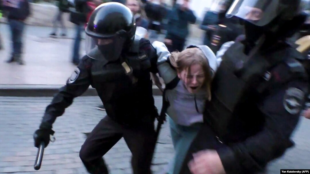 Задержание Дарьи Сосновской 10 августа после митинга на проспекте Сахарова в Москве