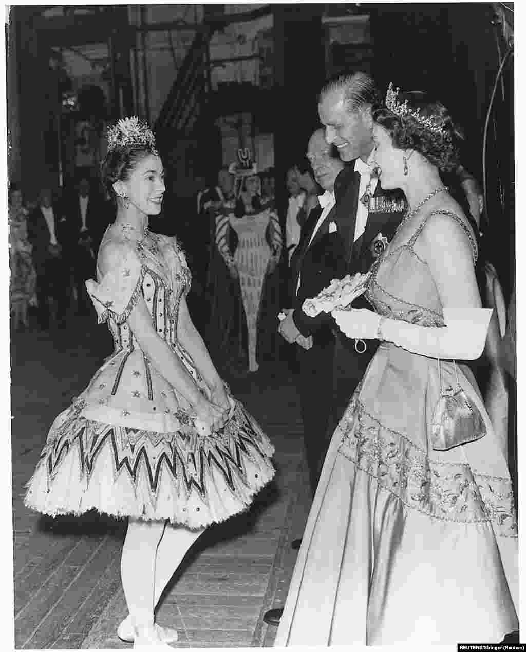 Regina Elisabeta a II-a, Prințul Philip și David Webster discută cu Margot Fonteyn la Gala CG din 10 iunie 1958. REUTERS