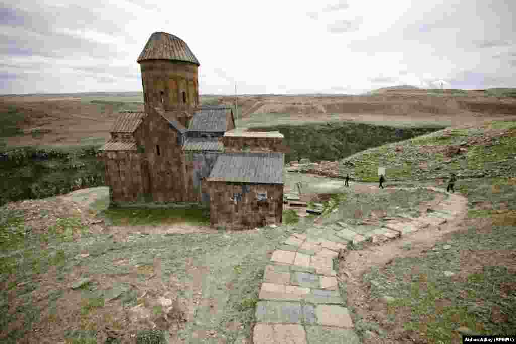 Şəddadilərdən sonra bu ərazi gürcü bəyləri tərəfində işğal edilmiş və həmin dövrdə bu kilsə inşa edilmişdir. Ərazidəki xristian abidələr əsasən bu dövrə təsadüf edir.