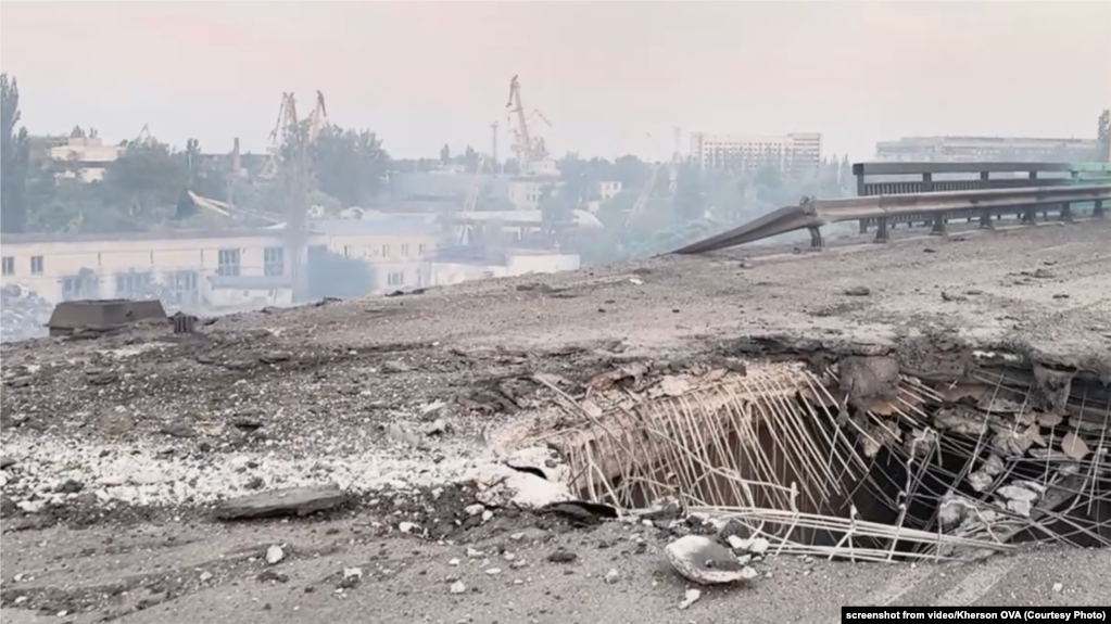 Російська армія завдала авіаудари по мосту, сполучає мікрорайон Острів з іншою частиною Херсона. 3 серпня 2025 року