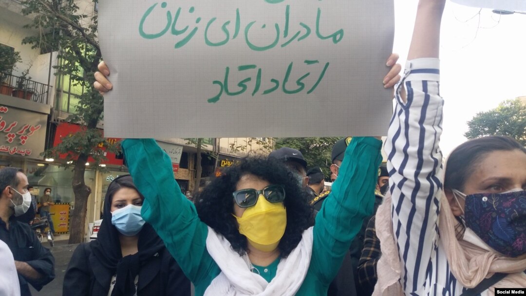 نرگس محمدی از اوائل دهه هشتاد به‌تناوب زندانی شده است
