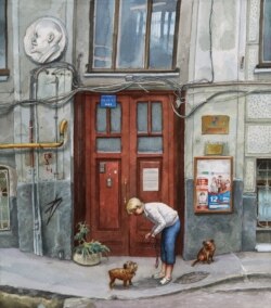 Žena se sprema da stavi psa na povodac pod reljefom sovjetskog lidera Vladimira Lenjina na Pečatnikov ulici.