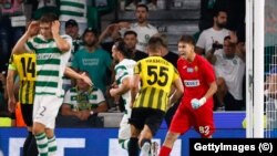 Голкипер алматинского «Кайрата» после отраженного пенальти в матче против «Спортинга». 18 сентября 2025 года. Фото Gettyimages