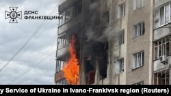 Пожар после атаки российского дрона на жилой дом в Ивано-Франковске