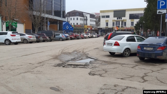 Ямы на дорогах в центре Керчи