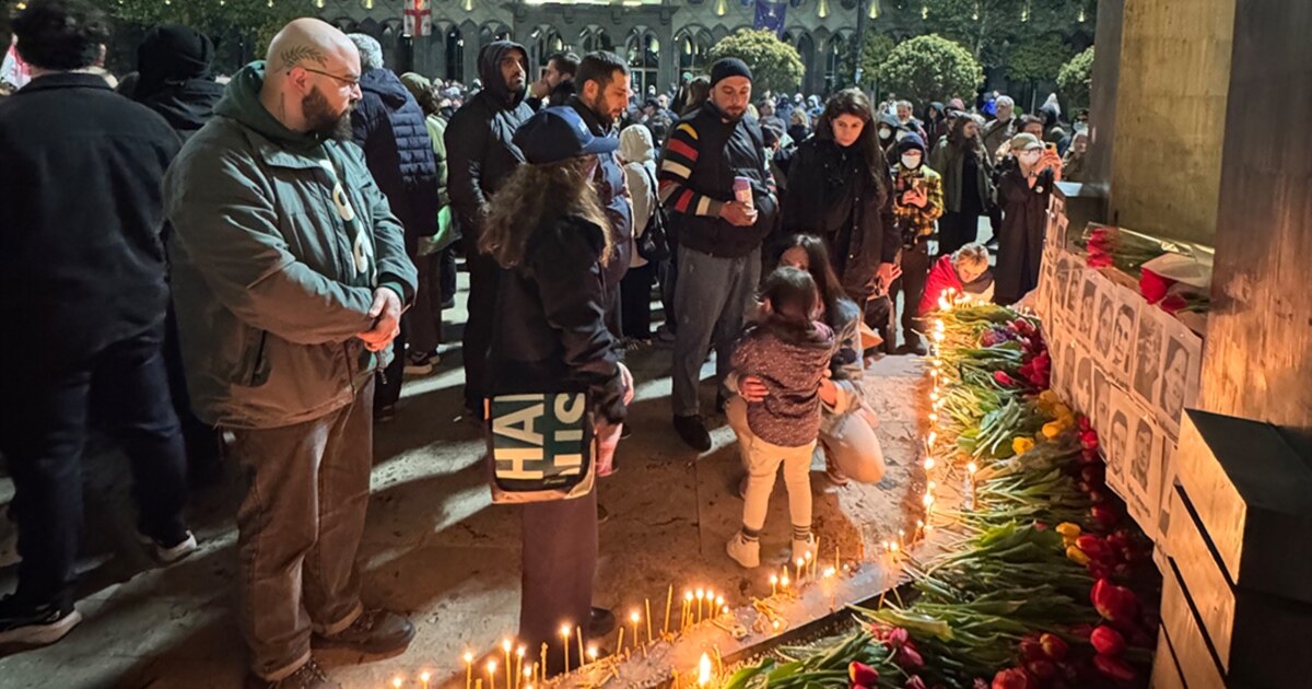 დემონსტრანტებმა 9 აპრილის მემორიალთან ღამისთევა დაიწყეს