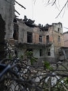 Тіло загиблої людини внаслідок російської атаки на Чернівці. Відомо про 2 загиблих та 14 поранених у місті