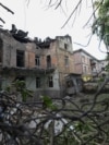 Тіло загиблої людини внаслідок російської атаки на Чернівці. Відомо про 2 загиблих та 14 поранених у місті