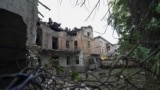 Тіло загиблої людини внаслідок російської атаки на Чернівці. Відомо про 2 загиблих та 14 поранених у місті