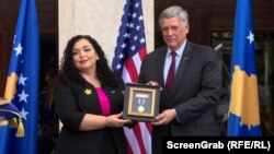 Vjosa Osmani, predsednica Kosova, uručje Predsedničku medalju za vladavinu prava preminulom sinu američkog predsednika. Medalju je u Prištini 1. avgusta 2021. preuzeo američki ambasador na Kosovu Filip Kosnet.