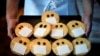 Кондитер в немецком Дортмунде предлагает «безопасное» во время пандемии блюдо – печенье в маске 