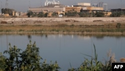 Ambasada SUA văzută de pe malul opus al râului Tigru, din Zona Verde fortificată a Bagdadului, în capitala irakiană, pe 17 martie 2026.