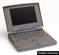 Powerbook 100, който излиза на пазара на 21 октомври1991, е изработен от Sony за Apple Computer.