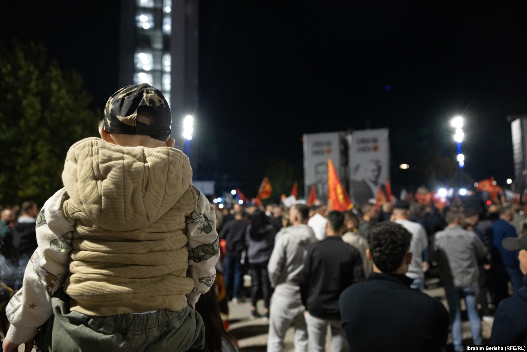 Në protestat e përnatshme, disa prindër zgjedhin që të marrin me vete edhe fëmijët e tyre.