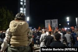 Na noćnim protestima, neki roditelji odlučuju da povedu i djecu sa sobom.