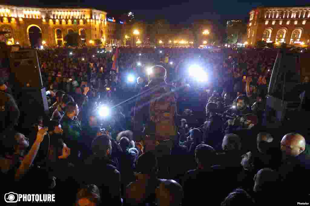 Лидер оппозиции Никол Пашинян выступает на митинге на площади Республики в Ереване, 17 апреля 2018 г.