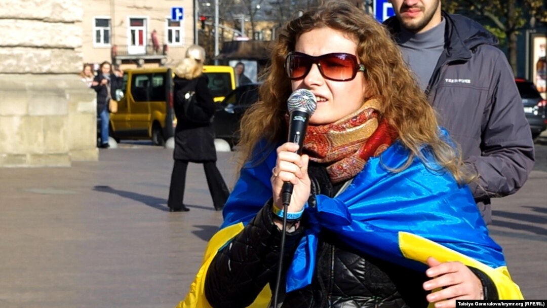 Участница прошедшего 2 ноября во Львове митинга против организованных сепаратистами выборов в Донбассе