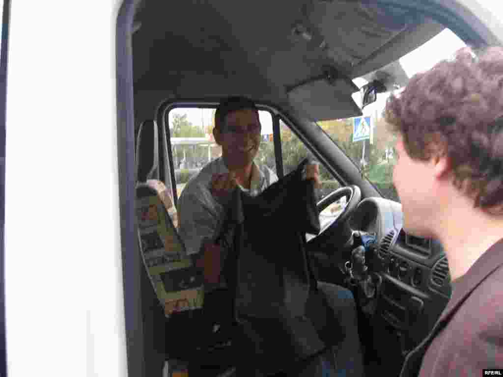 "Realitatea cu amănuntul" sau "Cartea la pachet".