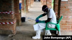 Një punëtor mjekësor në Kongo. 