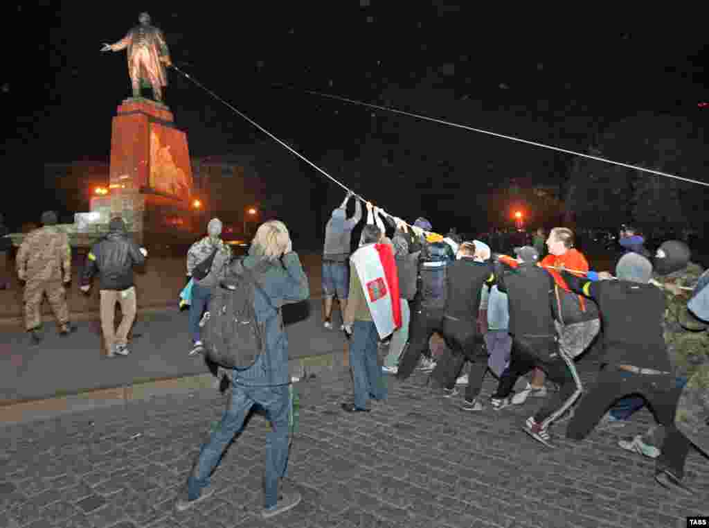 29 сентября участники акции протеста в Харькове сбросили с постамента статую Владимира Ленина. 20-метровый памятник находился на площади Свободы в центре города и был атакован во время проукраинского марша единства, в котором принимали участие тысячи активистов. 