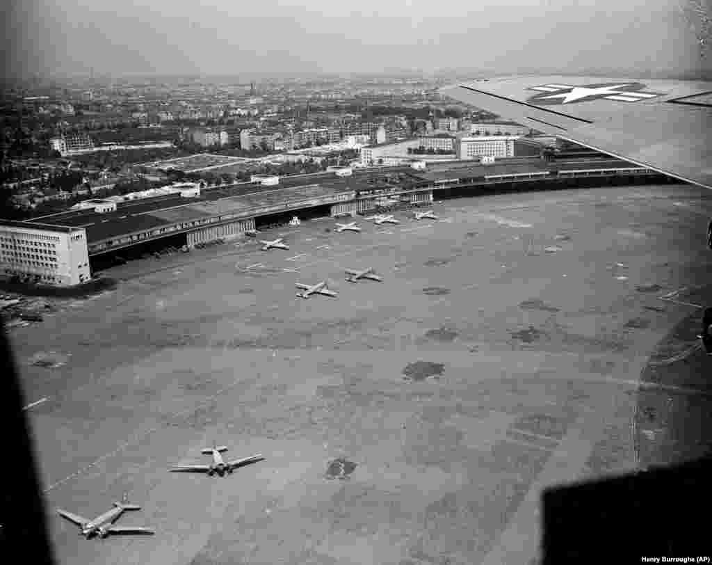 Aeroportul Tempelhof din Berlinul de Vest în timpul operațiunilor din 24 iulie 1948. Baza aeriană era situată în centrul orașului, cu cartiere de locuințe construite chiar lângă hangare.