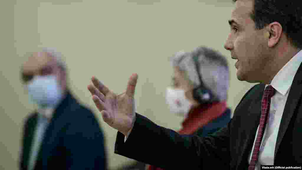 МАКЕДОНИЈА - Во највисокиот ешалон на власта, па дури и во вториот ешалон не е препознаена корупција, вели премиерот Зоран Заев, како одговор на тоа дали ќе побара одговорност од вицепремиерот за борба против корупцијата, по објавениот Извештај на Стејт департментот за инвестициска клима за 2021. Во извештајот меѓудругото се нотира и дека корупцијата е постојан проблем за водење бизнис во Македонија.