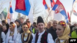 Serbë të Kosovë, gjatë një pritje solemne për kryeministrin serb, Vuçiq, në Graçanicë, Kosovë, 14 janar 2015