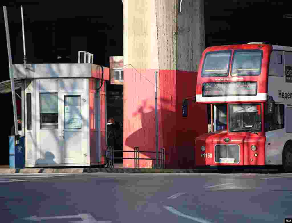 МАКЕДОНИЈА - Основното јавно обвинителство за гонење на организиран криминал и корупција поднесе обвинение против четири лица за тендерот за двокатните автобуси на ЈСП. Како што соопшти Јавното обвинителство, при спроведување постапка за јавна набавка, обвинетите како соизвршители ја искористиле својата службена положба и овластување и спротивно на Законот за јавни набавки, прибавиле корист за економскиот оператор од Република Кина. Обвинетите незаконски го фаворизирале и со него склучиле договор за набавка на 202 двокатни автобуси. Со извршените дејствија тие нанеле штета на Буџетот во износ од 293.773.226,00 денари или 4.772.920 евра.