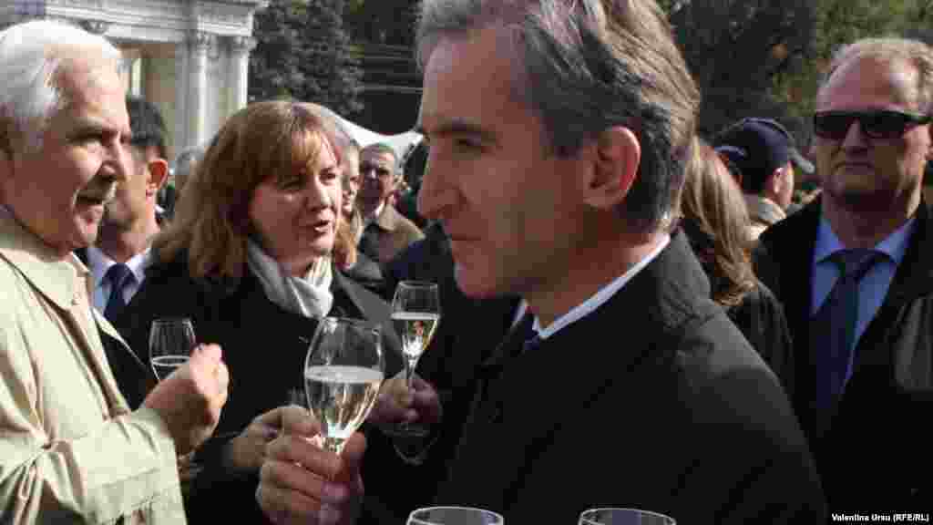 Moldovan Prime Minister Iurie Leanca tests a white varietal. 