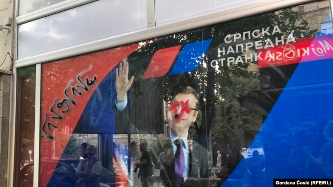 Полициски интервенции и апсења во Белград, жандармеријата дојде пред вратата на Правниот факултет