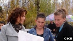 Arieta Koliqi iz OSCE misije na Kosovu u Peći objašnjava proceduru izbora koji se održavaju 17. novembra. 