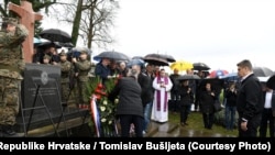 Hrvatski predsjednik Zoran Milanović ispred spomenika na katoličkom groblju u Derventi, mart 2023.