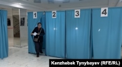 Қазақстанның жаңа Конституция жобасы туралы жалпыұлттық референдум кезінде дауыс беру кабинаcынан шығып келе жатқан әйел адам. Алматы, 15 наурыз, 2026 жыл.