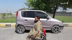 سجاد علي د معذورۍ باوجود موټر چلوي 