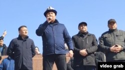 Бактыбек Райымкулов вместе с другими депутатами на митинге в поддержку бывшего таможенника Райымбека Матраимова, осужденного за коррупцию. 28 февраля 2021 года.
