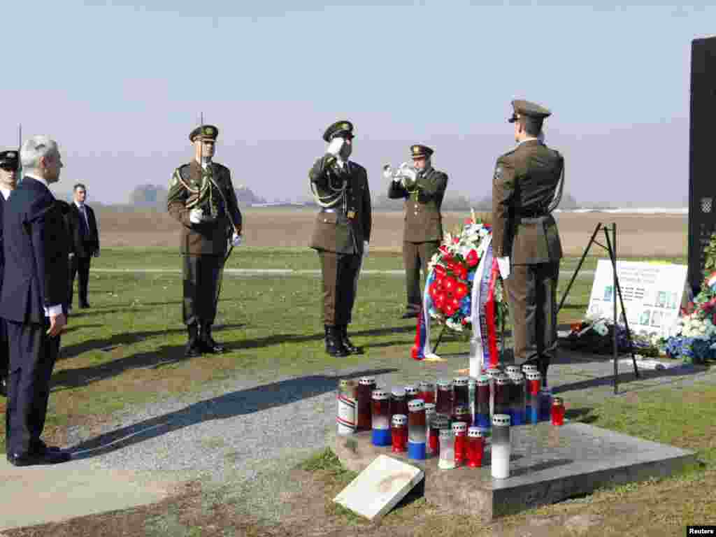 Predsjednik Tadić odaje počast nastradalima na Ovčari, 04.11.2010. Foto: Reuters / Nikola Šolić 