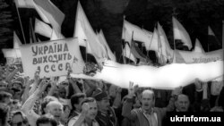 Мітынг на плошчы каля Вярхоўнай Рады ў дзень прыняцьця Акта абвяшчэньня незалежнасьці Ўкраіны, Кіеў, 24 жніўня 1991