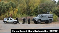 Поліцейські і українські силовики в районі надзвичайної ситуації, пов'язаної з вибухами на складі боєприпасів. Ічнянський район Чернігівської області, 9 жовтня 2018 року