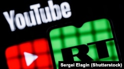 YouTube порталынын жана Орусиянын RT каналынын эн белгилери.